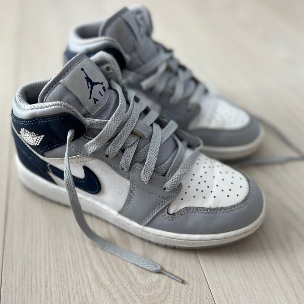 AIR JORDAN 1WOLF GREY MID TOP SNEAKERS  DQ8423-104 SIZE 4.5 YOUTH